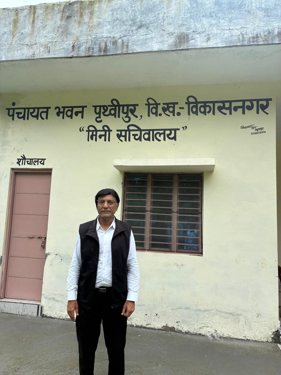 विपुल जैन समर्थकों एवं क्षेत्रवासियों के साथ वार्ता करते हुए